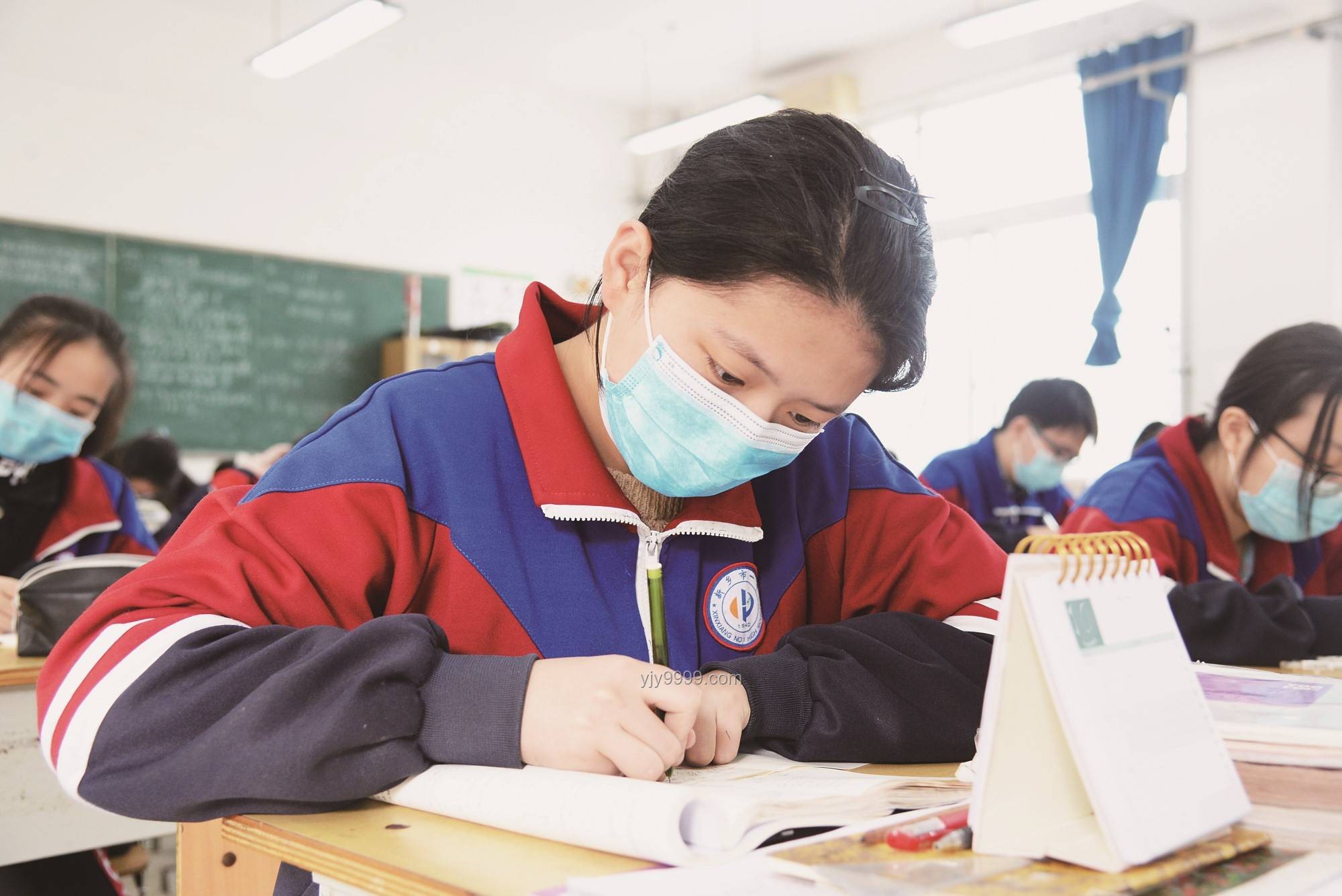 高三班主任送第一届学生毕业落泪：情感与责任的交织